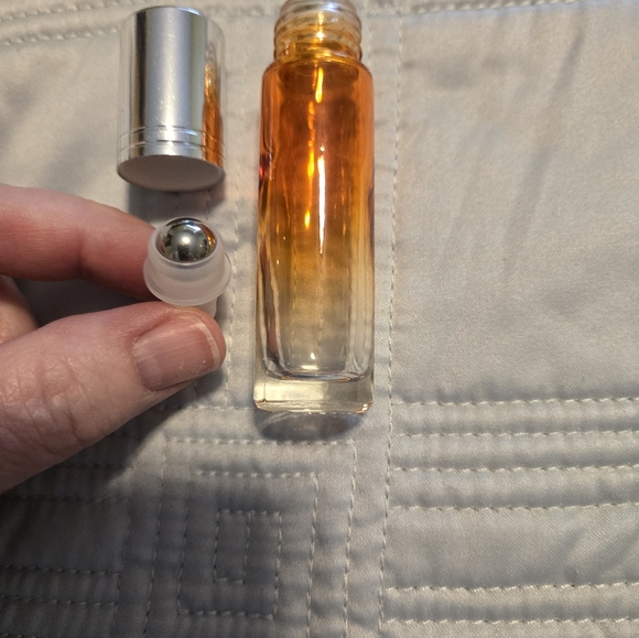 10ml glass bottle with roller ball - Picture 2 of 9
